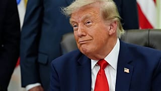 الرئيس دونالد ترامب يتحدث في المكتب البيضاوي بالبيت الأبيض عن تحديث مطار دالاس الدولي، يوم الأربعاء 29 يوليو 2026، في واشنطن.