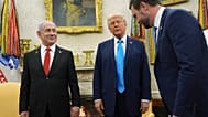 الرئيس دونالد ترامب ورئيس الوزراء الإسرائيلي بنيامين نتنياهو يتطلعان إلى نائب الرئيس جيه دي فانس في المكتب البيضاوي للبيت الأبيض، الثلاثاء 4 فبراير 2025، في واشنطن.