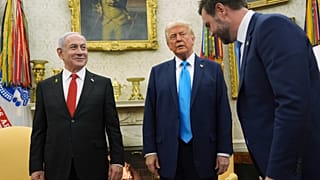 الرئيس دونالد ترامب ورئيس الوزراء الإسرائيلي بنيامين نتنياهو يتطلعان إلى نائب الرئيس جيه دي فانس في المكتب البيضاوي للبيت الأبيض، الثلاثاء 4 فبراير 2025، في واشنطن.
