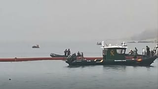 Guardia Civil desplegando la boya neumática en el espigón del Tarajal, Ceuta, 1 de agosto de 2026
