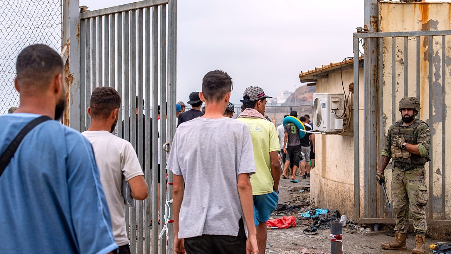 Migrantes en Ceuta regresando a Marruecos