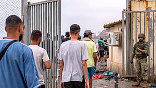 Migrantes en Ceuta regresando a Marruecos