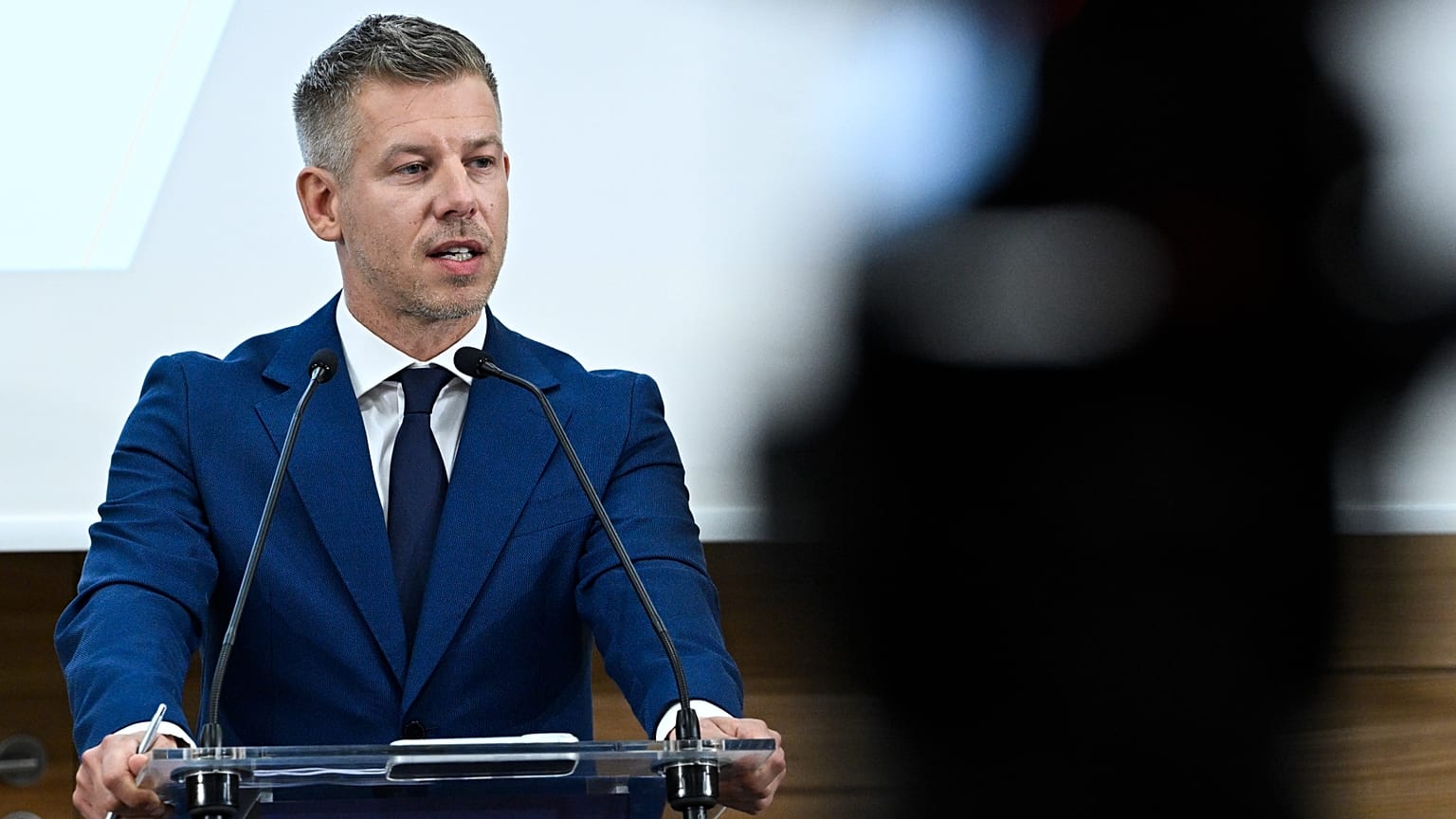 El primer ministro Péter Magyar durante una rueda de prensa sobre la seguridad del suministro energético en la central nuclear MVM Paks, el 31 de julio de 2026
