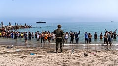Militares do exército espanhol bloqueiam o acesso à praia às pessoas que atravessam de Marrocos para o enclave espanhol de Ceuta, sexta-feira, 31 de julho de 2026
