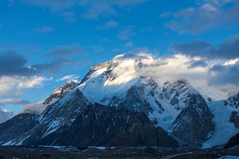 Το Broad Peak φωτισμένο την αυγή, από τον καταυλισμό Κονκόρντια, στο Πακιστάν.