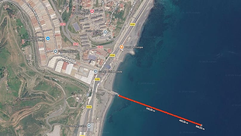 Sistema de boyas colocado en el espigón del Tarajal, 1 de agosto de 2026
