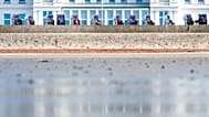 Menschen genießen das sonnige Frühlingswetter in Strandkörben auf der norddeutschen Insel Norderney, Deutschland, am 29. März 2019.