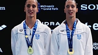 Οι αδελφές Αλεξανδρή με το χρυσό μετάλλιο μετά το τεχνικό ντουέτο