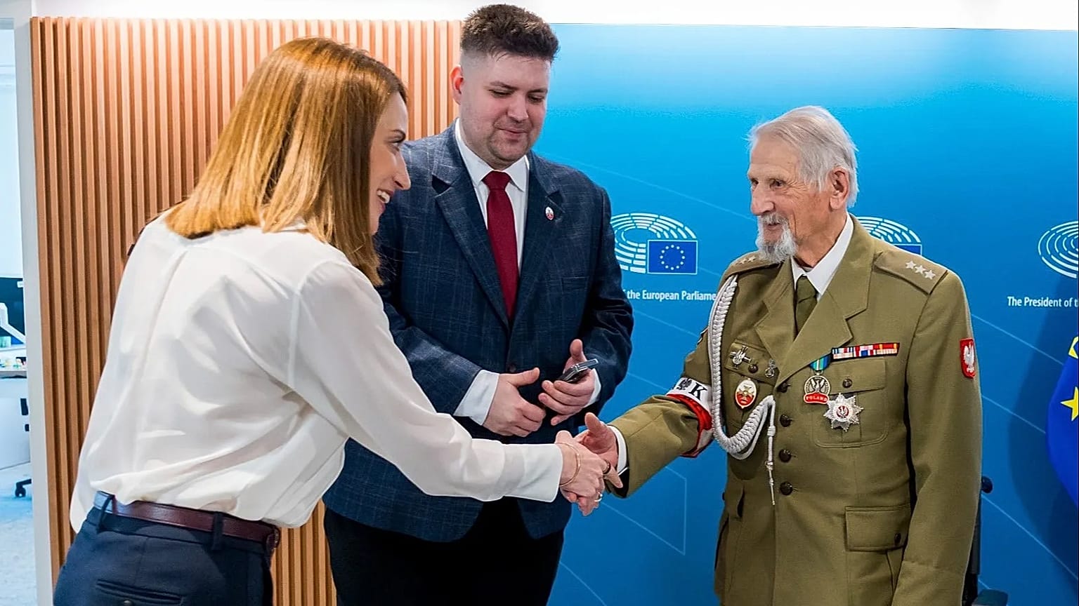 Roberta Metsola wita się z uczestnikiem Powstania Warszawskiego, 94-letnim Janem Antonim Witkowskim