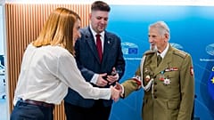 Roberta Metsola wita się z uczestnikiem Powstania Warszawskiego, 94-letnim Janem Antonim Witkowskim