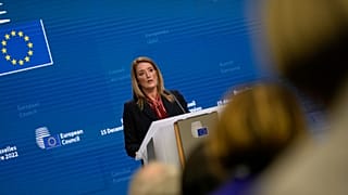 Roberta Metsola przemawia podczas konferencji prasowej na szczycie UE w Brukseli, w czwartek 15 grudnia 2022 r.