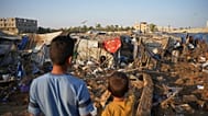  فلسطينيون يتفقدون موقع غارة إسرائيلية استهدفت مستشفى الأقصى في دير البلح وسط قطاع غزة، السبت 1 أغسطس/آب 2026.