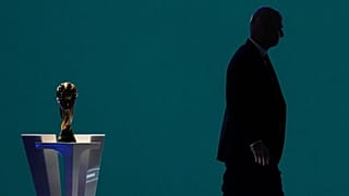 يُرى رئيس "فيفا" جياني إنفانتينو ظلا وهو يمر قرب كأس العالم بعد كلمته في الكونغرس السادس والسبعين للاتحاد في فانكوفر الكندية في 30 نيسان 2026.