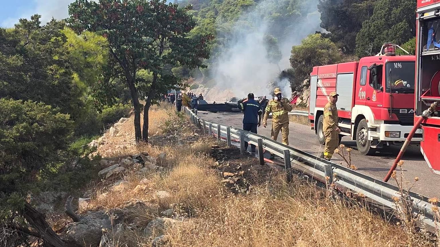 Πυροσβέστες επιχειρούν στη διάσωση από πτώση πυροσβεστικών ελικοπτέρων στην περιοχή της Ψάθας