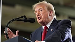 O presidente Donald Trump fala no campo de testes da General Motors, segunda-feira, 27 de julho de 2026, em Milford, Michigan. (Foto AP/Alex Brandon)