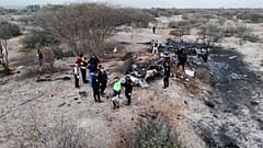 Destroços de um avião que se despenhou no sábado, 1 de agosto de 2026, durante um voo panorâmico sobre as linhas de Nazca, no Peru, com turistas a bordo.
