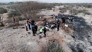 Wrack eines Flugzeugs, das am Samstag, dem 1. August 2026, während eines Rundflugs über die Nazca-Linien in Peru mit Touristen an Bord abgestürzt ist.