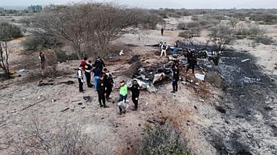 Épave d'un avion qui s'est écrasé le samedi 1er août 2026 lors d'un vol touristique au-dessus des lignes de Nazca, au Pérou, avec des touristes à bord.