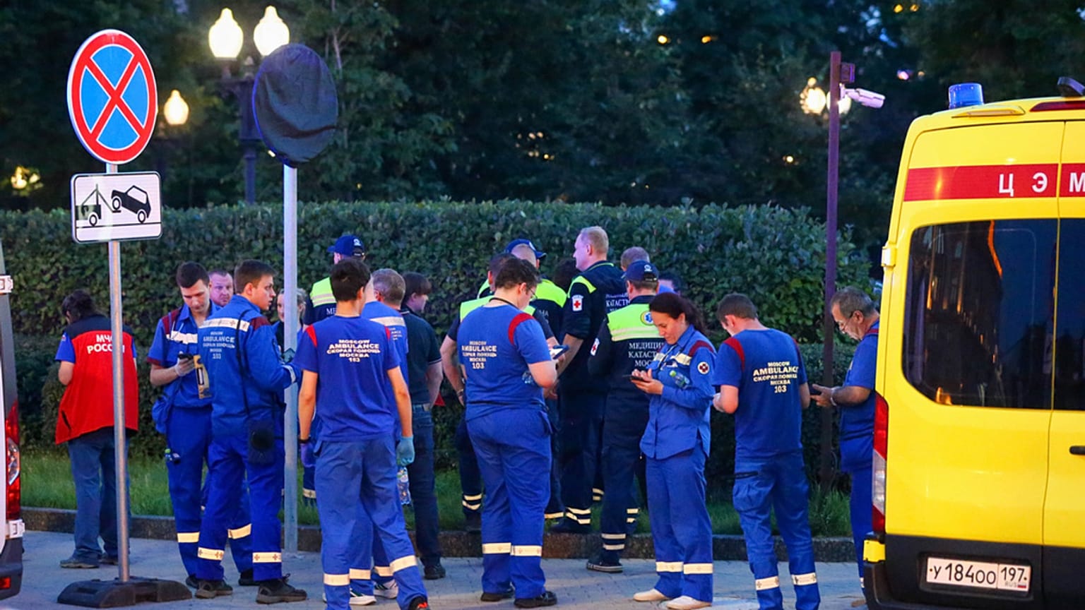 Des secouristes se rassemblent près du lieu d'une explosion meurtrière survenue dans un restaurant à Moscou, samedi 1er août 2026. 
