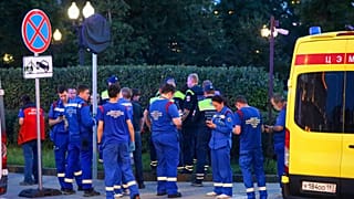 Des secouristes se rassemblent près du lieu d'une explosion meurtrière survenue dans un restaurant à Moscou, samedi 1er août 2026. 