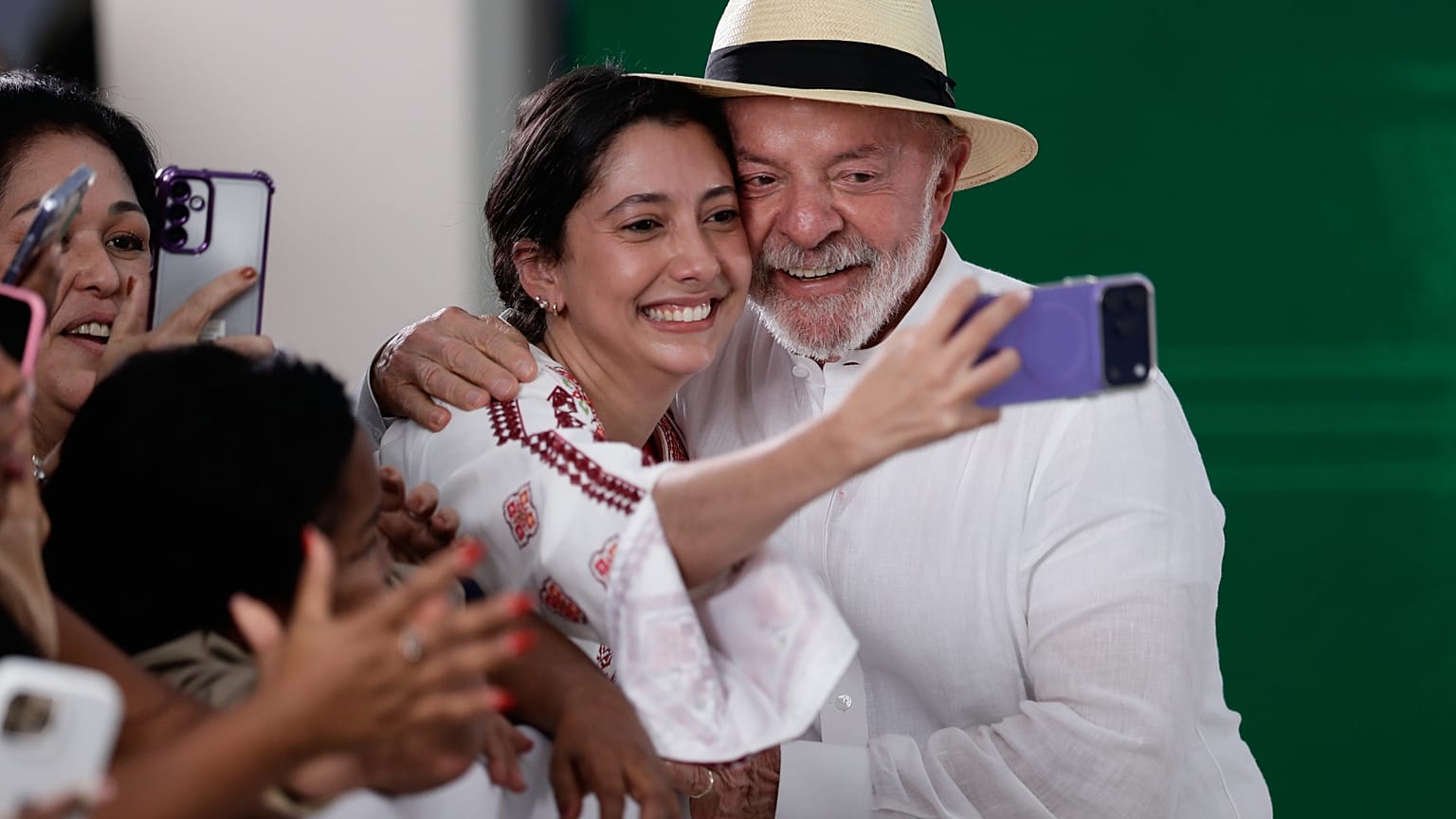 O presidente brasileiro Luiz Inácio Lula da Silva tira uma selfie com um apoiante durante uma visita ao Hospital de Andaraí,