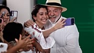 O presidente brasileiro Luiz Inácio Lula da Silva tira uma selfie com um apoiante durante uma visita ao Hospital de Andaraí,