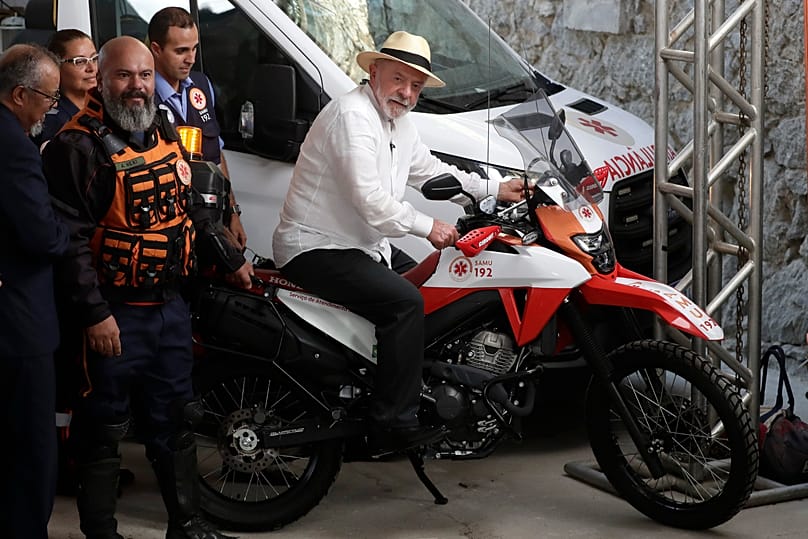 O presidente brasileiro Luiz Inácio Lula da Silva posa para uma fotografia numa mota de emergência do SAMU durante uma visita ao Hospital Andarai, no Rio de Janeiro