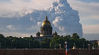 El humo se eleva al cielo tras ataques de drones ucranianos contra almacenes de la minorista rusa en línea Wildberries, en San Petersburgo, Rusia, viernes 24 de julio de 2026.