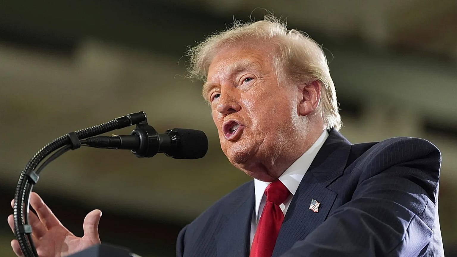Le président Donald Trump s'exprime sur la piste d'essai de General Motors, lundi 27 juillet 2026, à Milford, dans le Michigan. (AP Photo/Alex Brandon)