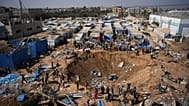 فلسطينيون يتفقدون موقع غارة جوية إسرائيلية قرب مستشفى الأقصى في دير البلح بوسط قطاع غزة، السبت 1 أغسطس/آب 2026. (AP Photo/عبد الكريم حنا)