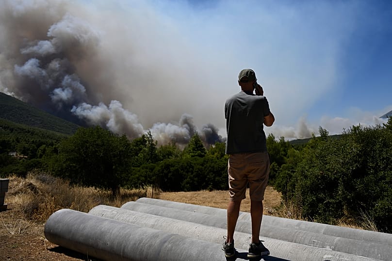 Una densa columna de humo se levanta de un incendio que se aproxima a Krio Pigadi cerca de Porto Germeno, al noroeste de Atenas, Grecia, sábado, 1 de agosto de 2026