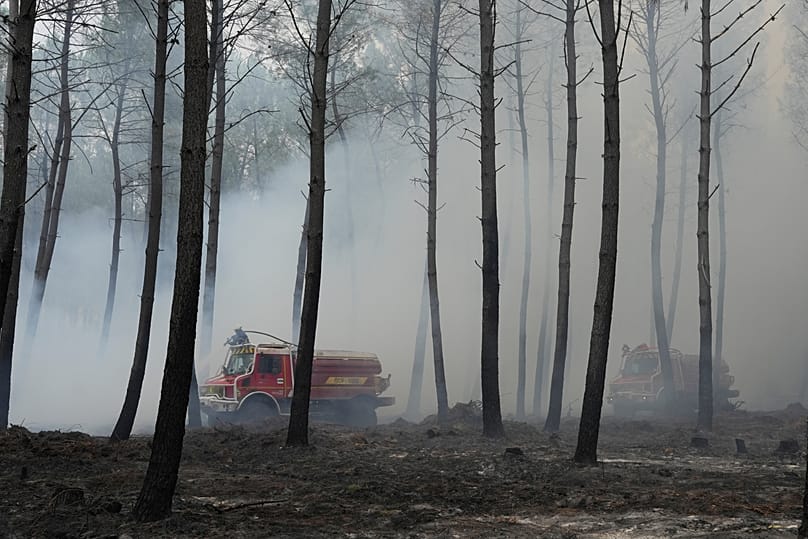 Bomberos trabajan para extinguir un incendio cerca de Blagon, en el suroeste de Francia, viernes, 31 de julio de 2026