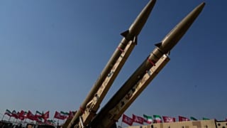 تعرض القوات المسلحة صواريخ ذو الفقار الإيراني المصنعة محلياً، على اليسار، وصواريخ ذو الفقار بصير في معرض مؤقت في ساحة آزادي (الحرية) في طهران، إيران