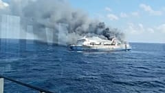 De la fumée s'échappe du ferry Mutiara Santosa 2 après un incendie au large de l'île de Madura, Indonésie. Agence indonésienne de secours, 02.08.2026