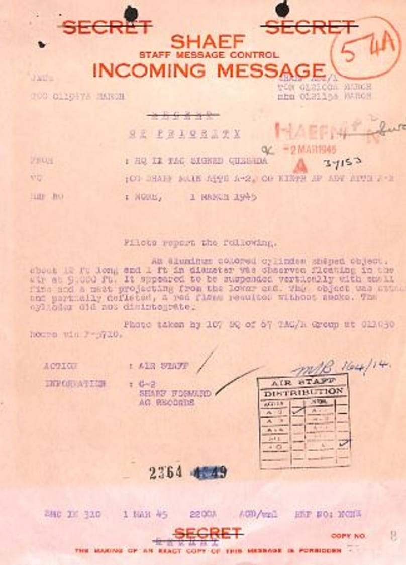1945 год: дело с отчетами боевых пилотов о «загадочных явлениях» (Foo Fighters), зависающих цилиндрических объектах и необычных световых феноменах.