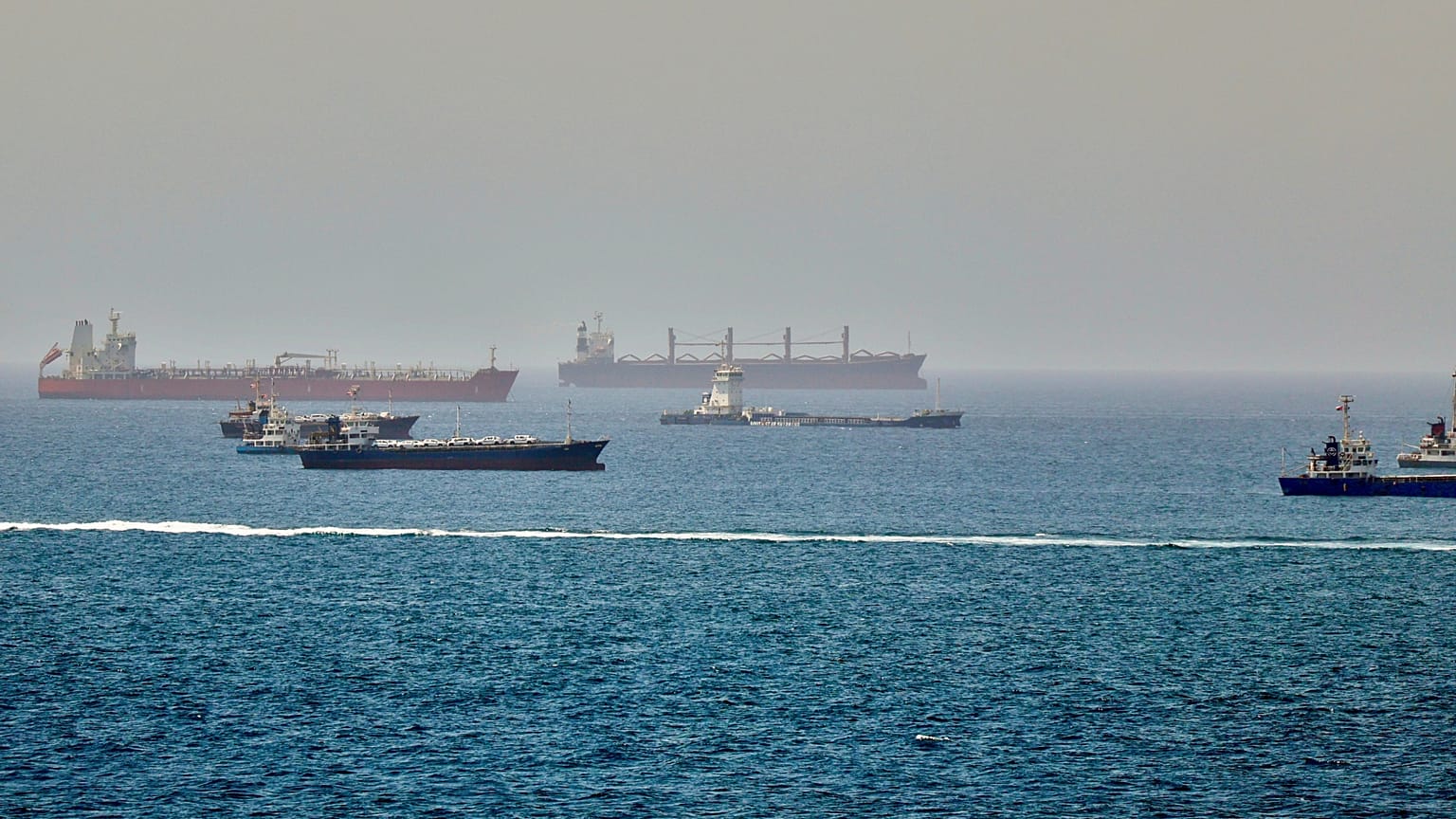Tanker und Frachtschiffe fahren am 16. Juni 2026 im Golf von Oman auf den Routen zwischen der Straße von Hormus und dem Arabischen Meer.