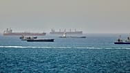 Navios-tanque e cargueiros são vistos no golfo de Omã ao longo das rotas marítimas que ligam o estreito de Ormuz e o mar Árabe, em 16 de junho de 2026.