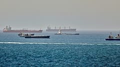 Navios-tanque e cargueiros são vistos no golfo de Omã ao longo das rotas marítimas que ligam o estreito de Ormuz e o mar Árabe, em 16 de junho de 2026.