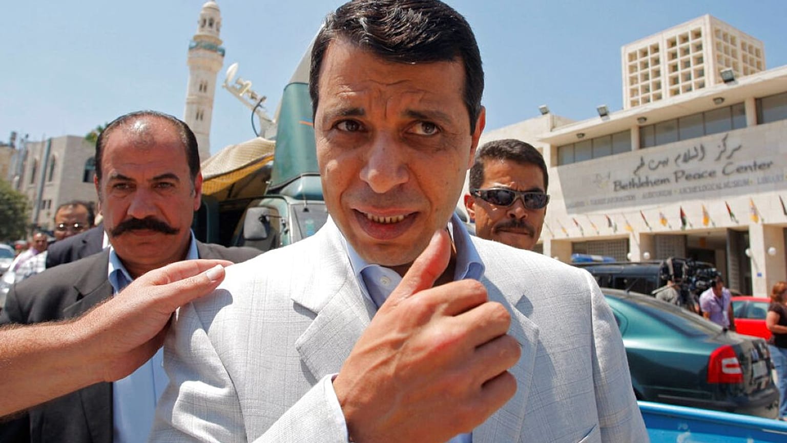 وصل محمد دحلان لحضور جلسة مؤتمر حركة "فتح" في مدينة بيت لحم بالضفة الغربية، يوم الخميس 6 أغسطس/آب 2009.