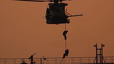 Opération Irini : le navire Thaon di Revel arraisonne un pétrolier de la "flotte fantôme" russe