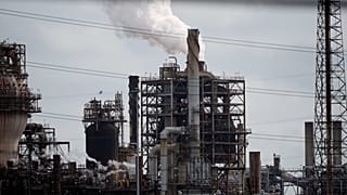 Архивное фото: нефтеперерабатывающий завод Shell Norco и нефтеперерабатывающий завод Valero St. Charles, Норко, Луизиана, четверг, 2 апреля 2026 года.