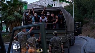 Migrantes son escoltados por soldados españoles hacia la frontera hispano-marroquí, el domingo 2 de agosto de 2026.