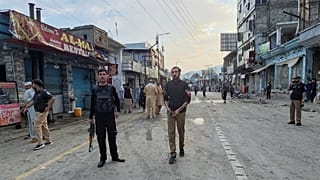 حضور نیروهای پلیس پس از انفجار انتحاری در شهر کبل واقع در دره سوات پاکستان