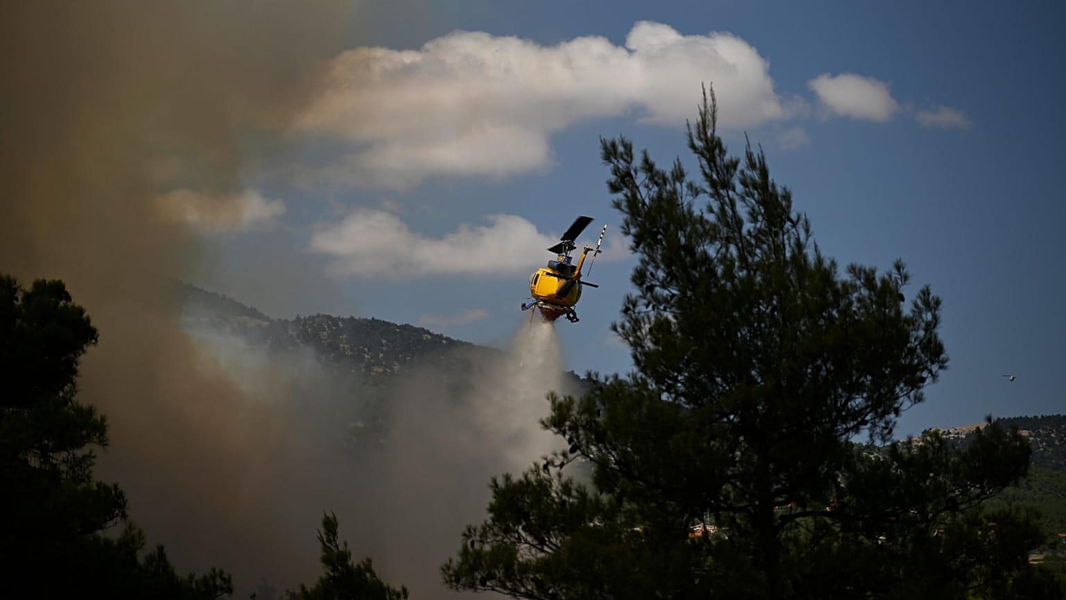 Ρίψη από πυροσβεστικό ελικόπτερο στη μεγάλη πυρκαγιά στη Δυτική Αττική