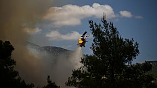 Ρίψη από πυροσβεστικό ελικόπτερο στη μεγάλη πυρκαγιά στη Δυτική Αττική