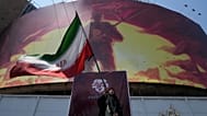 رفع علم إيران في العاصمة طهران