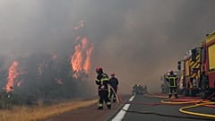 Bombeiros combatem um incêndio florestal perto de Lacanau, no sudoeste de França, sábado, 25 de julho de 2026.