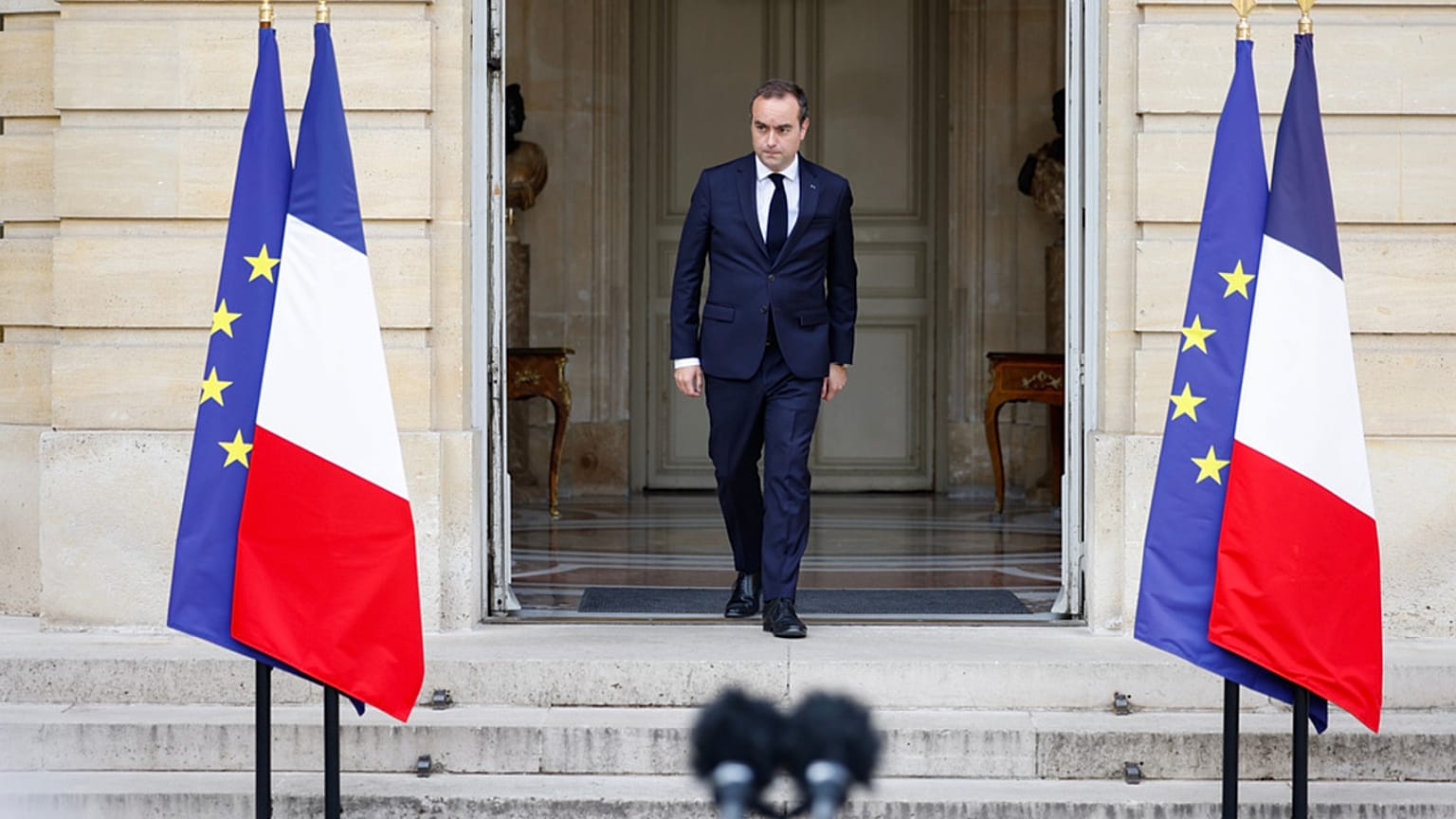 El primer ministro francés Sébastien Lecornu da un discurso durante una alocución televisada grabada en el Hôtel de Matignon, en París, el viernes diez de abril de 2026.