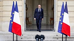 O primeiro-ministro francês, Sébastien Lecornu, profere um discurso durante uma mensagem televisiva pré-gravada no Hôtel de Matignon, em Paris, a 10 de abril de 2026