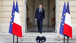 Премьер-министр Франции Себастьен Лекорню выступает с речью в заранее записанном телеобращении из резиденции Матиньон в Париже в пятницу, 10 апреля 2026 года.